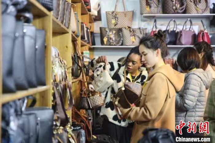 女士選購包包。 彭華 攝 女士選購包包。 彭華 攝