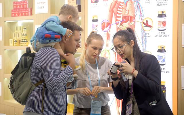 資料圖片：客商在廣交會(huì)上參觀選購商品。（新華社發(fā)）